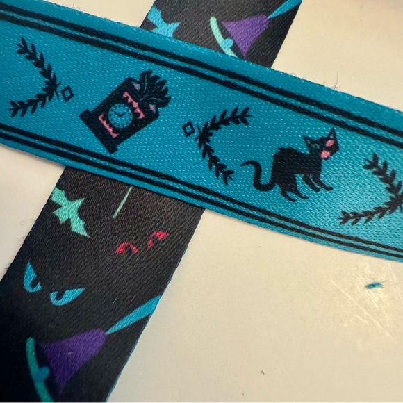 NWT. Disney Reversible Pin Lanyard - Haunted Mansion Hatbox Ghosts. - Picture 5 of 9